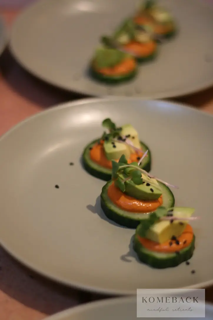 Kleurrijke hapjes op komkommer, mooi geschikt op een bord