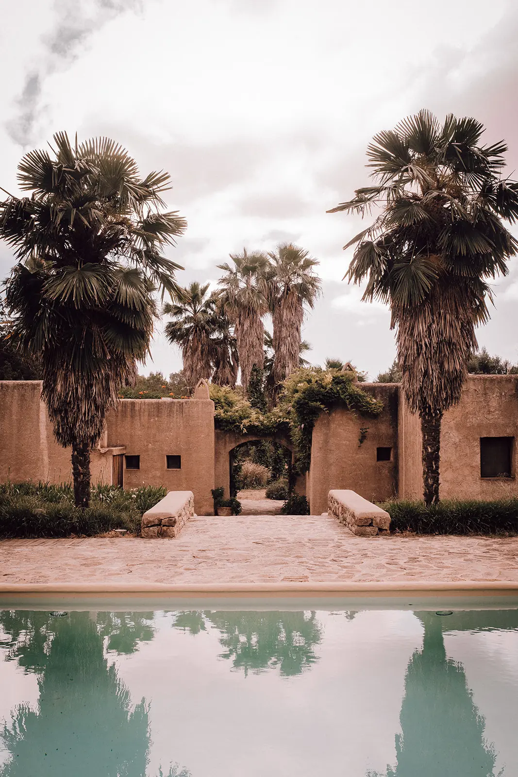 Palmbomen en de finca, weerspiegeld in het zwembad