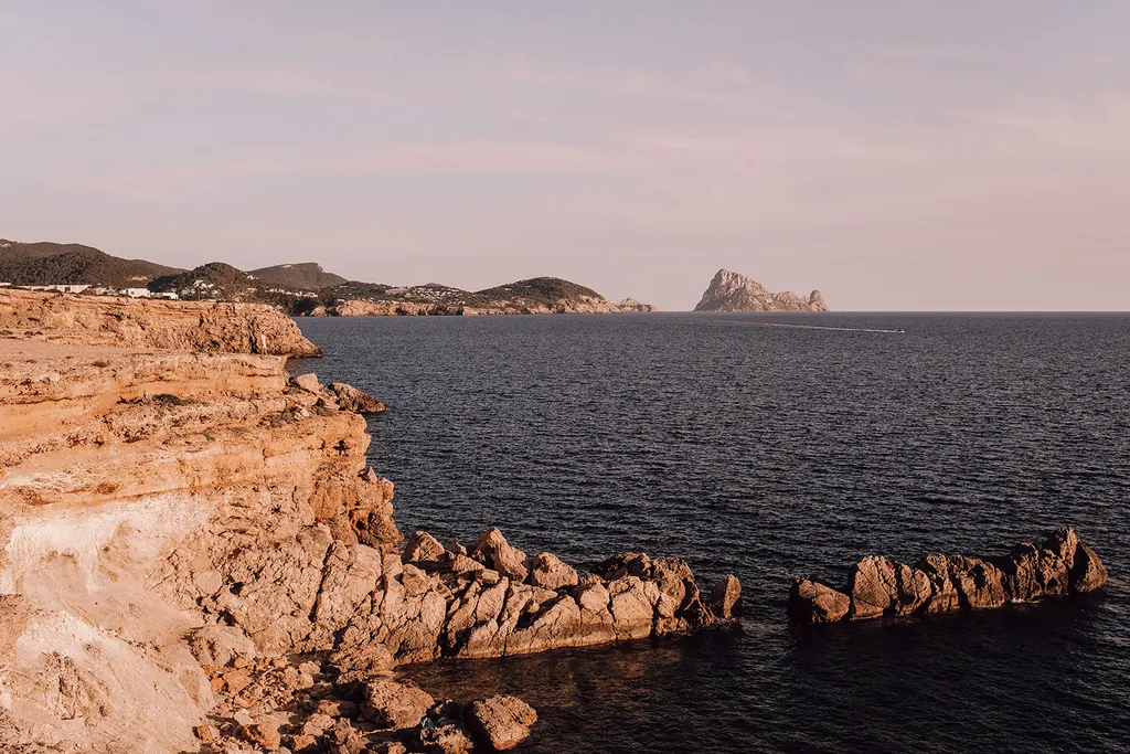 De rotskust van Ibiza met Es Vedrà in de verte