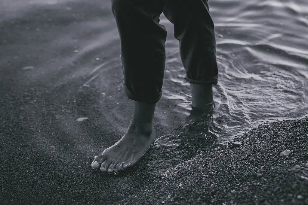 Blote voeten in het koele zeewater
